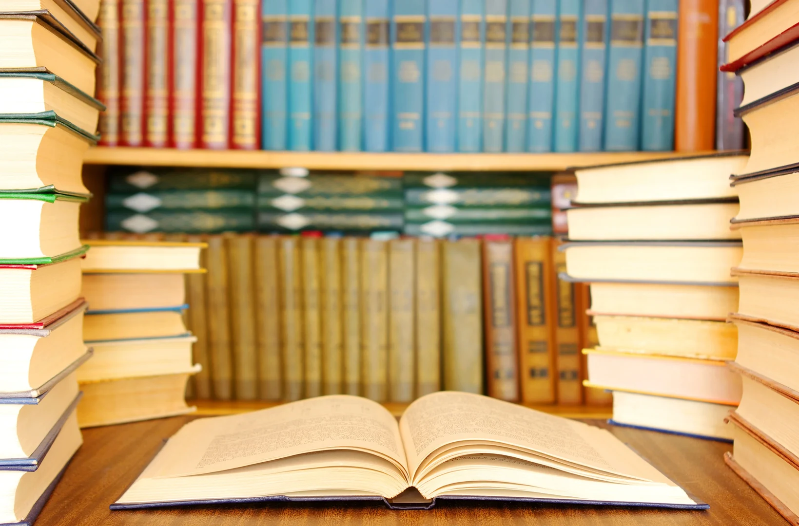 Eine Wissenschaftlerin und ein Wissenschaftler arbeiten hinter einer Glasfassade und mischen Chemikalien mit Großgeräten.